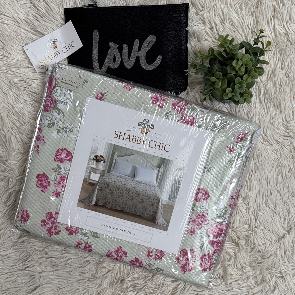 🎉HP🎉 Shabby Chic Rose Pattern King Bedspread 💗 Green & Pink